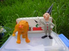 Facitman_makes_a_new_friend.jpg (52083 bytes)